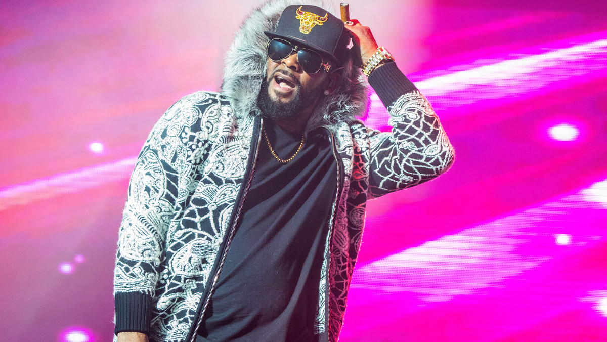 FBI prowadzi śledztwo w sprawie oskarżeń, wedle których R. Kelly przewoził między stanami nieletnią dziewczynę, mającą być jego "seksualną niewolnicą". Jeśli te oskarżenia się potwierdzą, muzyk może spędzić za kratkami 10 lat.