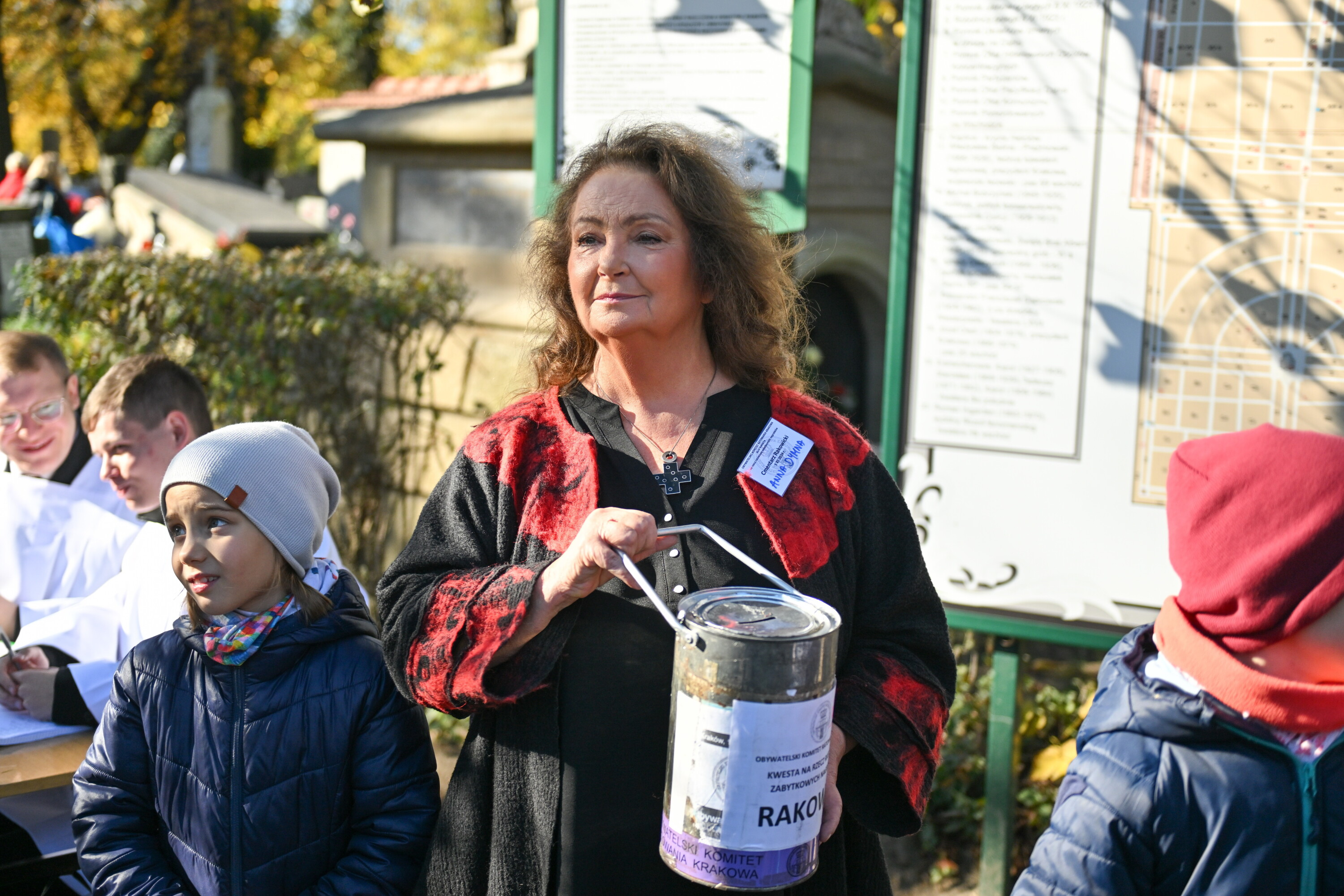 Kwesta na Rakowickim: Dymna, Makłowicz zbierają na odnowę grobów