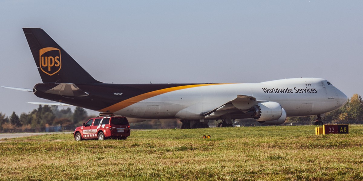 Boeing 747 nazywany jest Królową Przestworzy (ang. Queen of the Skies). Choć w wersji pasażerskiej, ten dwupokładowy odrzutowiec traci na popularności w liniach lotniczych, świetnie sprawdza się jako samolot cargo