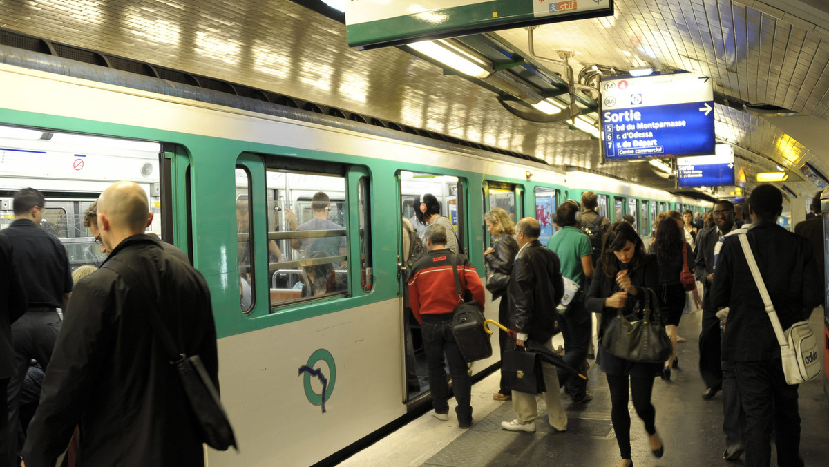 W jednym z paryskich budynków trwa instalacja niezwykłego systemu. Aby ogrzać zamieszkujących w nim ludzi wykorzystane zostanie ciepło osób oczekujących na położonej nieopodal stacji metra - informuje serwis Popular Science.