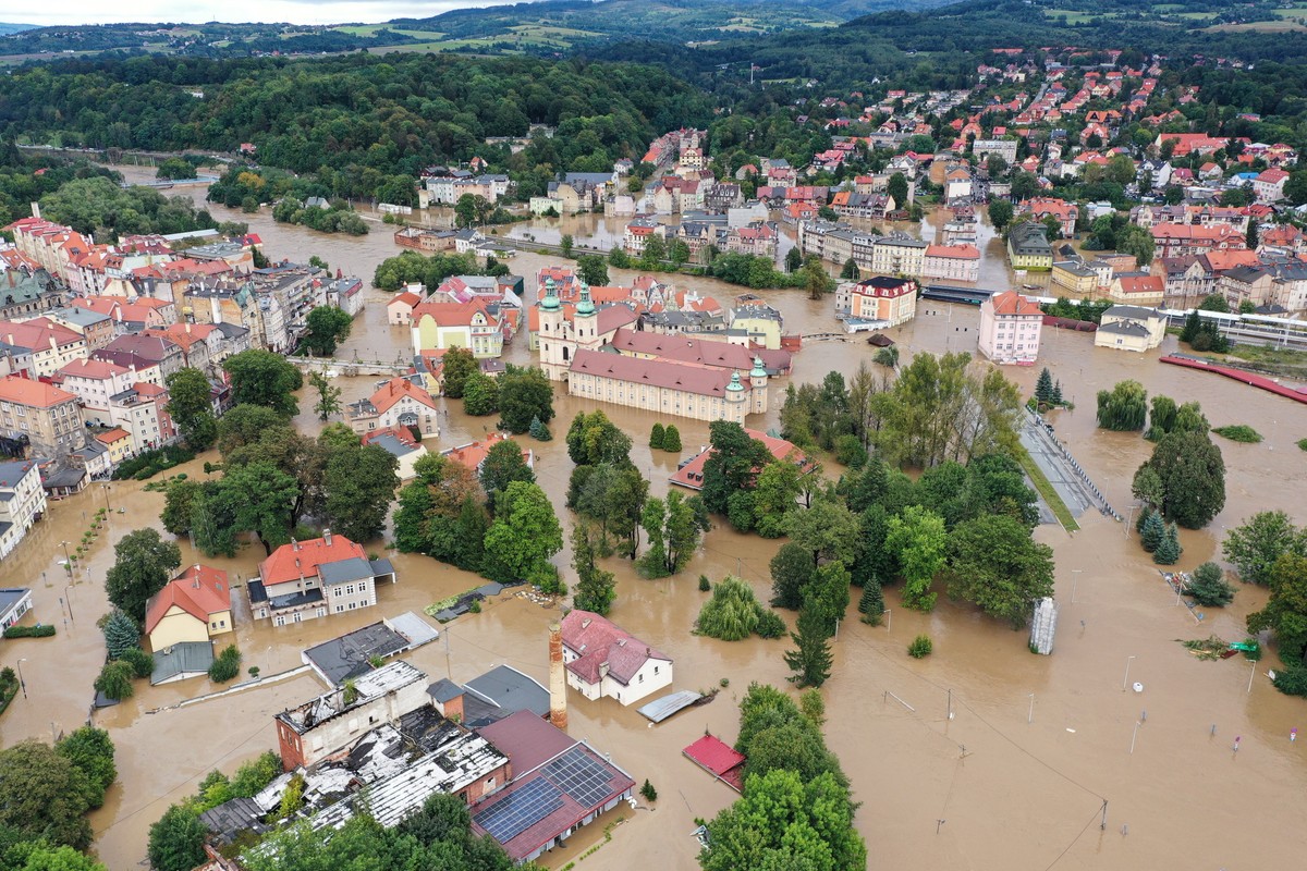 Nysa. Ewakuacja szpitala trwa. Pacjenci przewożeni do innych placówek