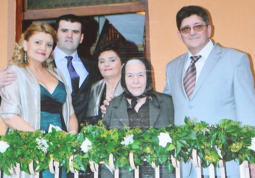 Milena sa sinom, snahom i unučadima