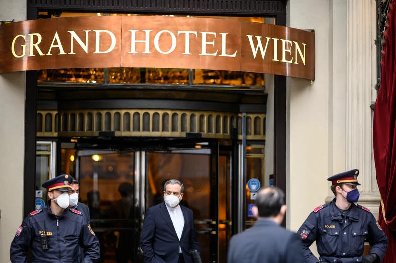 Abas Arakči na pregovorima u Beču