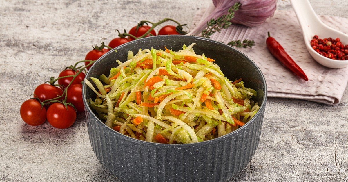 Lekka sałatka z kalarepy z limonkowym dressingiem. Aromat i chrupkość