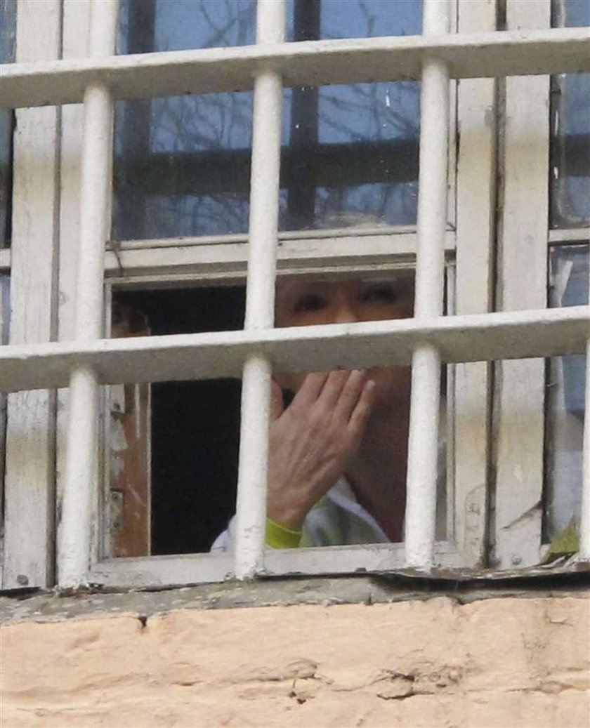 Tymoszenko za więzienną kratą. Foto