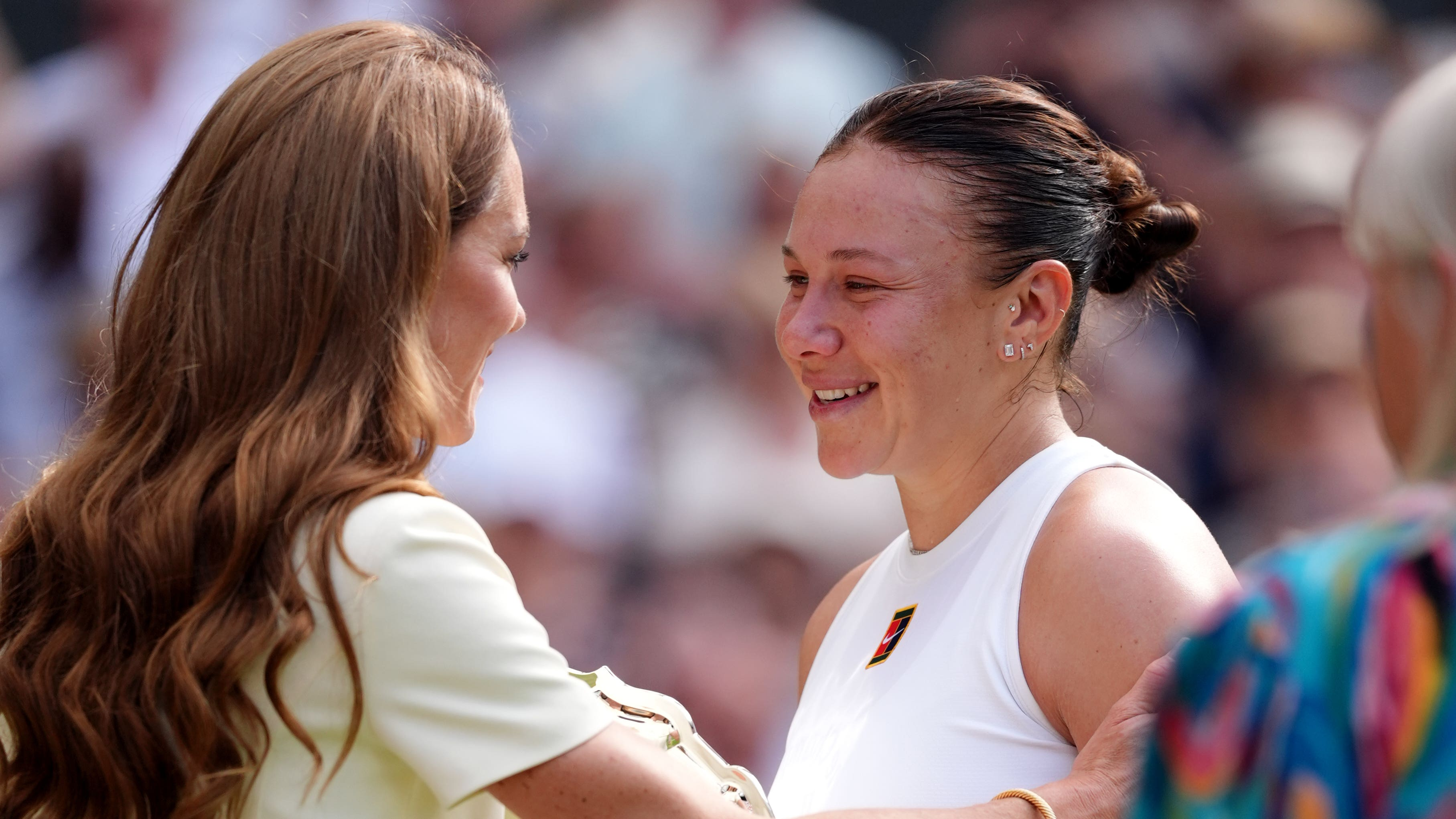 Kate consoles tearful Anisimova after Wimbledon final defeat