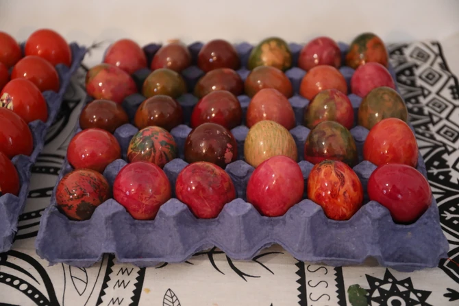 Žene u Ježevici koriste lukovinu, koprivu, cveklu, kurkumu i koru jasike za farbanje uskršnjih jaja