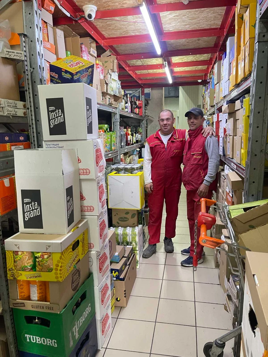 Vladimir Ristić, mladić sa Daunovim sindromom na svom radnom mestu u magacinu