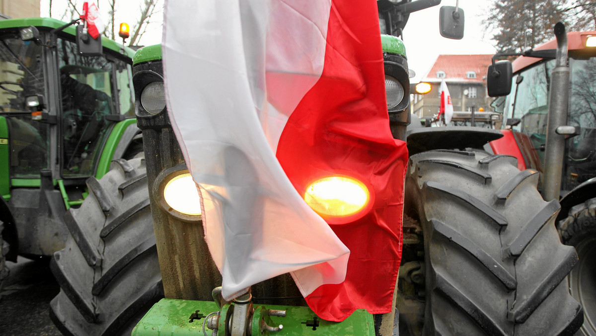Około 40 rolników zablokowało drogę krajową nr 51 w Bartoszycach w kierunku polsko-rosyjskiego przejścia granicznego do Bezled. Protestują przeciw niskim cenom w skupie zbóż i rzepaku oraz zmniejszeniu dopłat unijnych.