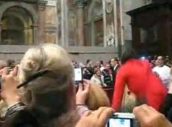 Zobacz, jak psychicznie chora przewraca papieża