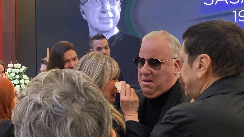 Suzana Jovanović jeca na sav glas, svi je grle