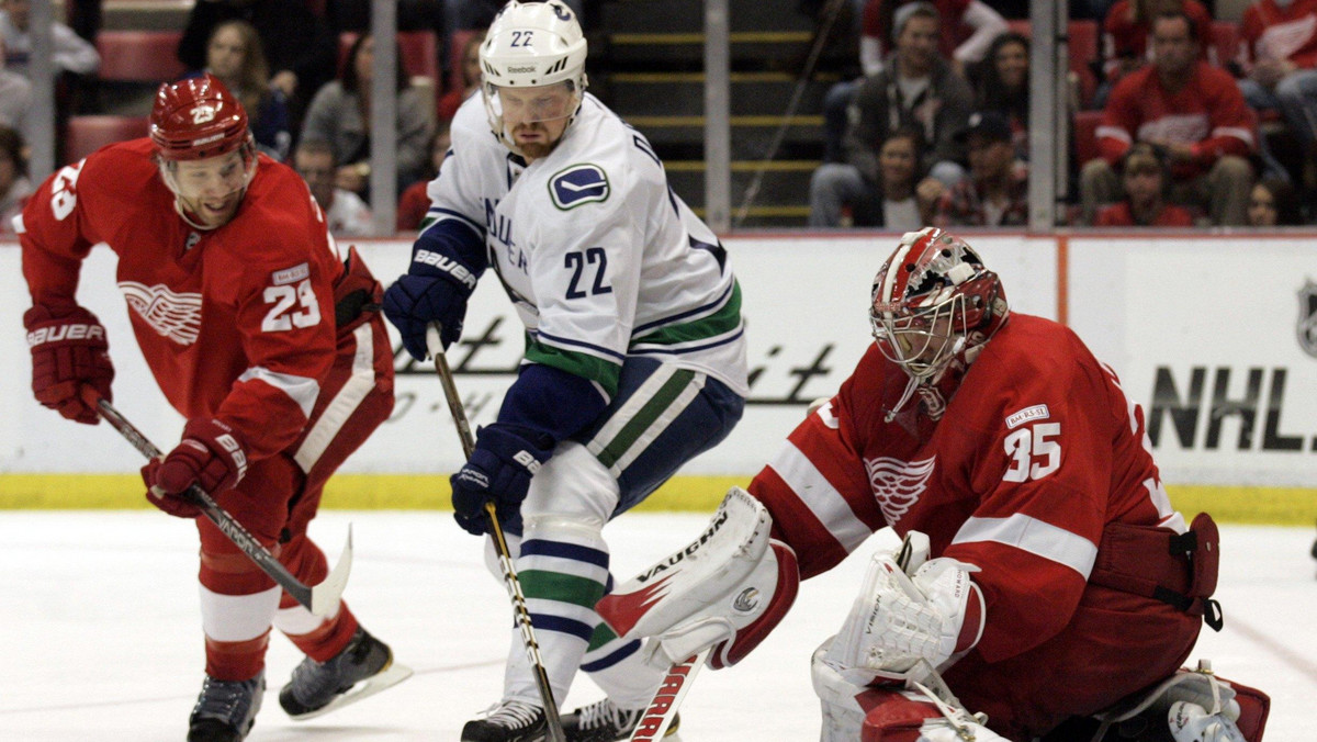 Vancouver Canucks nie pozwolili na kolejne domowe zwycięstwo Detroit Red Wings. Orki pokonały Czerwone Skrzydła 4:3 po rzutach karnych i odczarowały Joe Louis Arena, rekord wszech czasów ligi NHL zatrzymał się na 23 wygranych z rzędu we własnej hali.