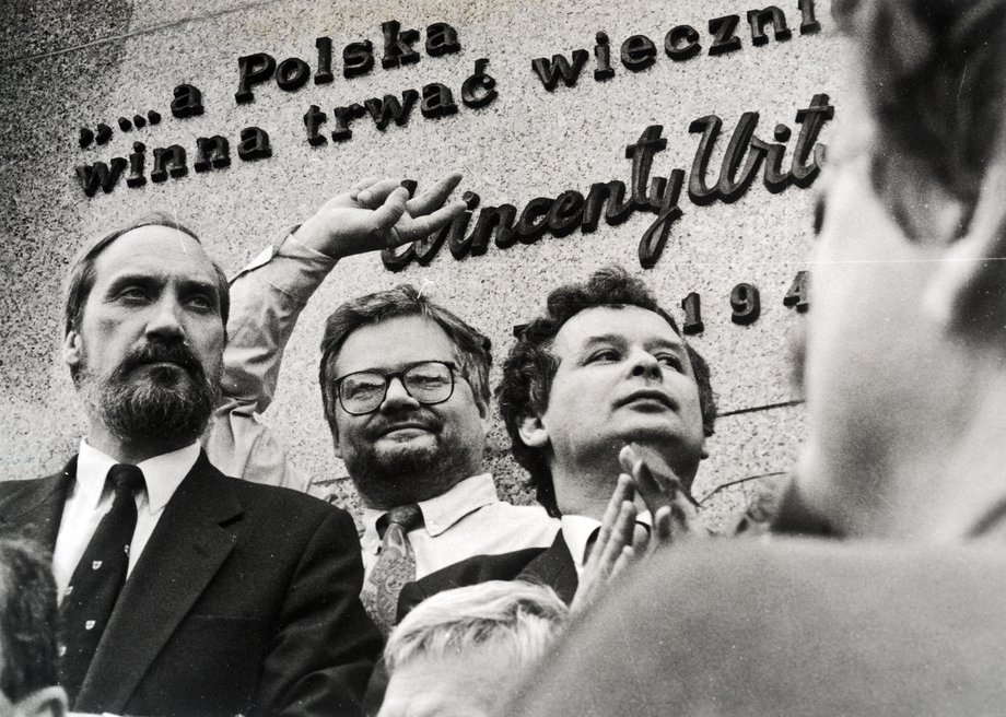 Warszawa, 23.01.1993. Demonstracja pod pomnikiem Wincentego Witosa, zorganizowana przez Porozumienie Centrum i inne ugrupowania prawicowe w rocznice odwołania rządu Jana Olszewskiego. N/z od lewej: Antoni Macierewicz, Adam Glapiński, Jarosław Kaczyński, Jan Parys, xxx, Stanisław Wrzodak.