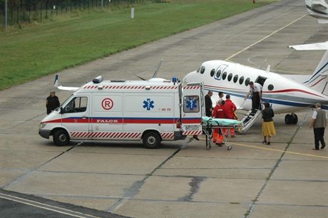 28-07-2007 Goleniow (zachodniopomorskie)Transport dwoch rannych przewiezionych z Francji samolotem sanitarnym.Fot. Wojtek Basalygo