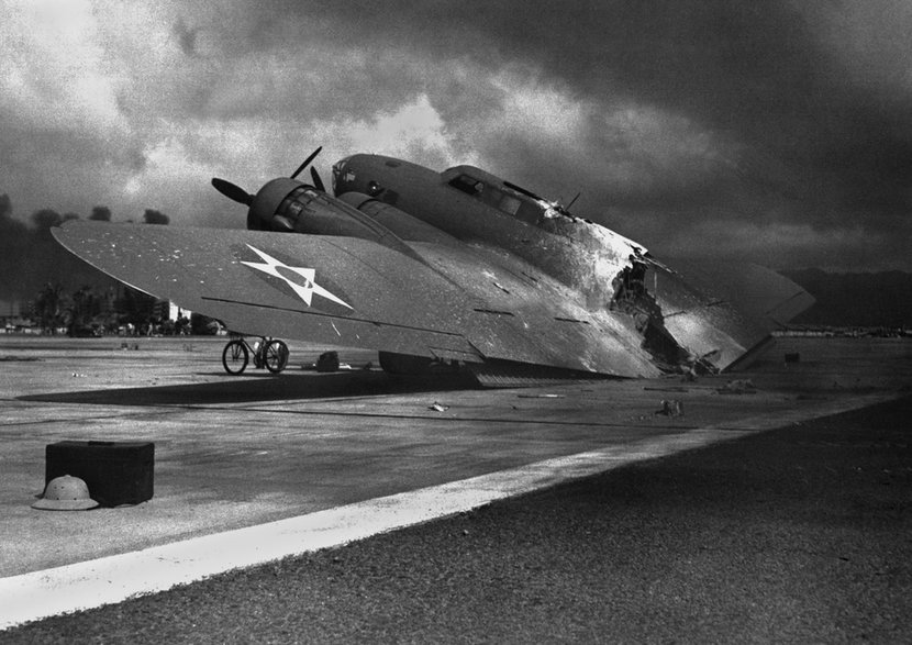 Szczątki samolotu B-17C w pobliżu Hickam Field po japońskim ataku na Pearl Harbor, 7 grudnia 1941 r. / Everett Collection/Getty Images