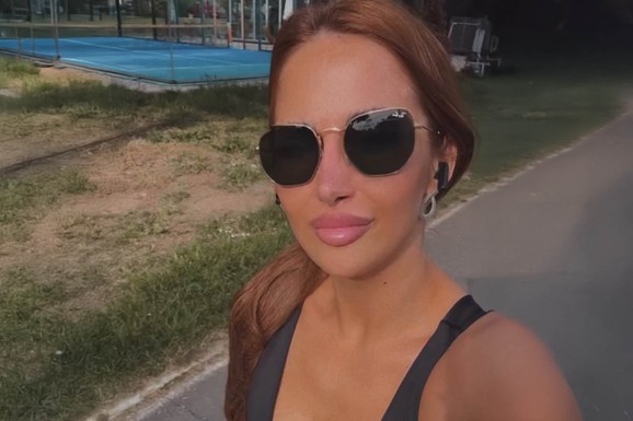 BOLI KOLIKO JE ZGODNA! Pevačica se porodila pre 2 godine, a ima telo za desetku: Izbacila dekolte, utegla se u helanke i vozi rolere: Nema ko se nije okrenuo za njom