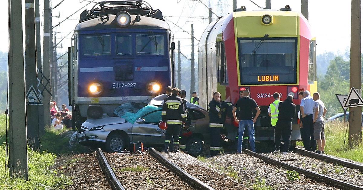 Wypadek Na Torach Zginęła Kobieta Gdy Dwa Pociągi Wpadły Na Samochód