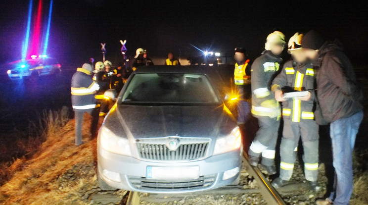 Az autó sofőrje elakadt a síneken, telefonnal jelzett a vonat vezetőjének / Fotó: Police.hu