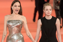 Ćerka Anđeline i Breda ne odvaja se od OVE DEVOJKE i svi su ubeđeni da su njih dve u VEZI: "Ima ISTI UKUS ZA ŽENE kao majka", NOVE SLIKE podgrejale sumnju, za Šajlo se pričalo da je transrodna