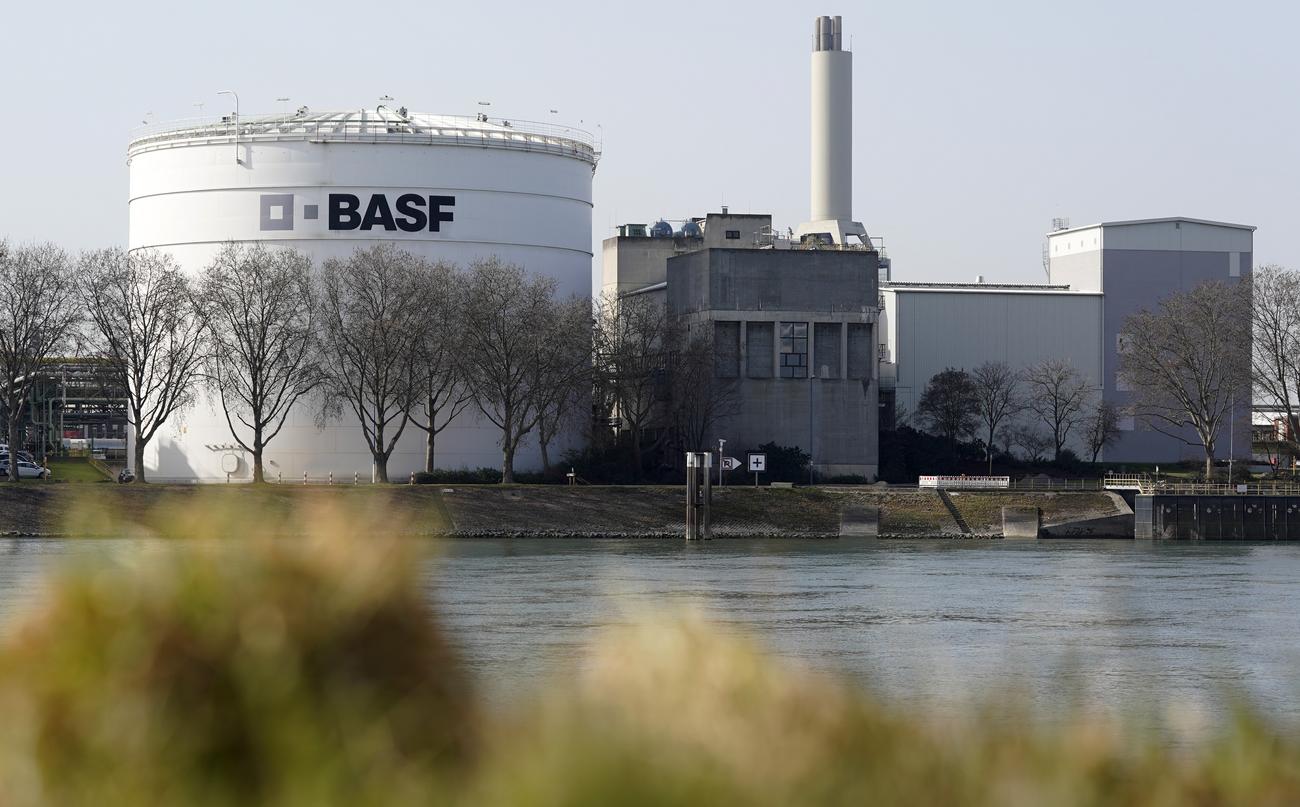 Nemački gigant sprema otkaze za: 2.600 zaposlenih Hemijska kompanija BASF ukida radna mesta zbog ogromnih troškova