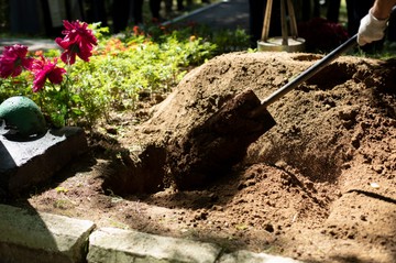 Hátborzongtató dolgot találtak egy temetőben: amint beleszúrták az ásókat a földbe, elsápadtak a félelemtől