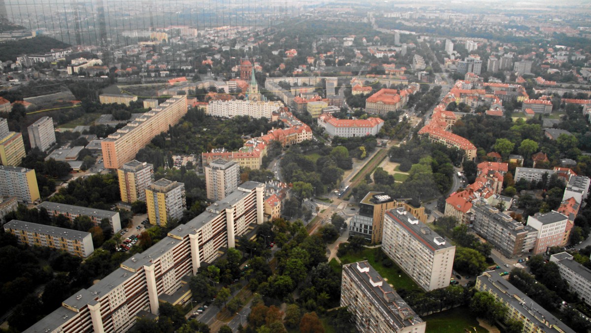 Rusza kampania, która ma zachęcić osoby mieszkające i pracujące we Wrocławiu, ale zameldowane poza stolicą Dolnego Śląska, do rozliczania PIT właśnie w tym mieście. Według władz miasta dzięki temu do miejskiego budżetu może wpłynąć nawet ponad 100 mln zł.