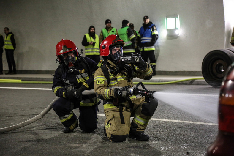 Ćwiczenia w tunelu drogi S7 na Zakopiance