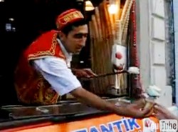 Mistrz zręczności serwuje lody