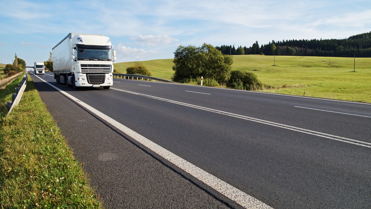 Rosja zablokuje polskie firmy transportowe? Na razie trwa pat w negocjacjach w tej sprawie, a czasu jest coraz mniej. Dodatkowo, Rosja obwinia stronę polską o umyślne przeciąganie rozmów w sprawie wydawania przewoźnikom z obu krajów pozwoleń na przewozy. Jak podała w piątek agencja TASS za Stowarzyszeniem Międzynarodowych Przewoźników Drogowych (ros. ASMAP), ich brak może wstrzymać transport towarów od 1 lutego.