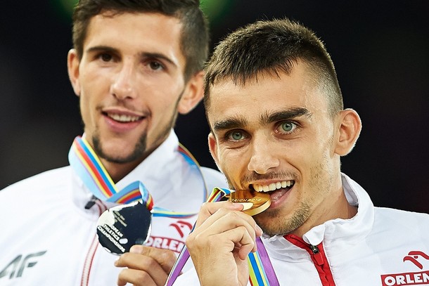 Artur Kuciapski, zdobywca srebrnego medalu oraz Adam Kszczot, złoty medalista, na podium podczas lekkoatletycznych mistrzostw Europy w Zurychu, 2014r. 