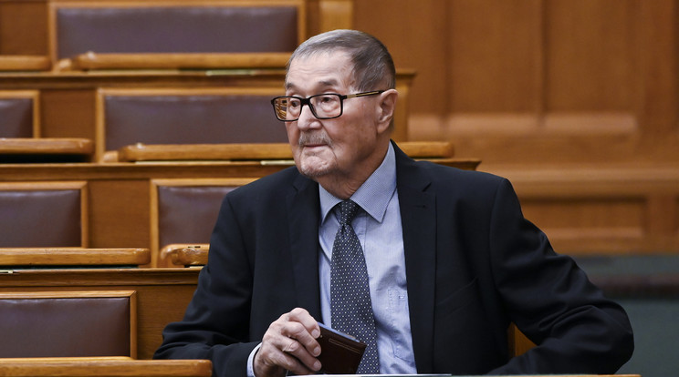 Turi-Kovács Béla sebekkel az arcán jelent meg a Parlament ülésén / Fotó: MTI/Koszticsák Szilárd