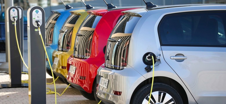 Samochód elektryczny bez VAT dla każdego, UE szykuje rewolucję. Ekspert: To przełomowy czynnik