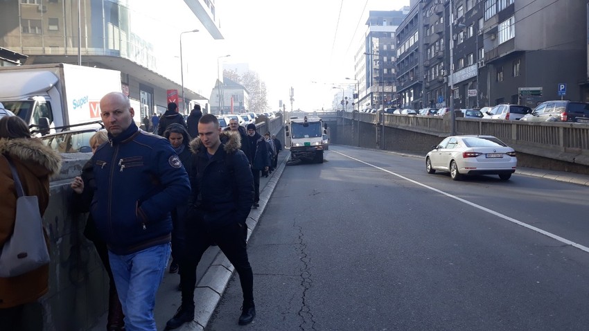 Pešaci se snalaze na sve načine