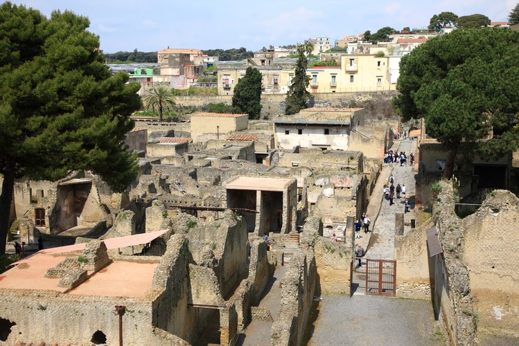 Herkulanum – włoskie miasto położone w sąsiedztwie Wezuwiusza. Razem z dwoma innymi miastami: Pompejami i Stabiami zostało zniszczone w wyniku wybuchu wulkanu 24 sierpnia 79 roku. Podczas wybuchu Wezuwiusza miasto zostało zalane błotem wulkanicznym, którego grubość dochodzi do 12 metrów.