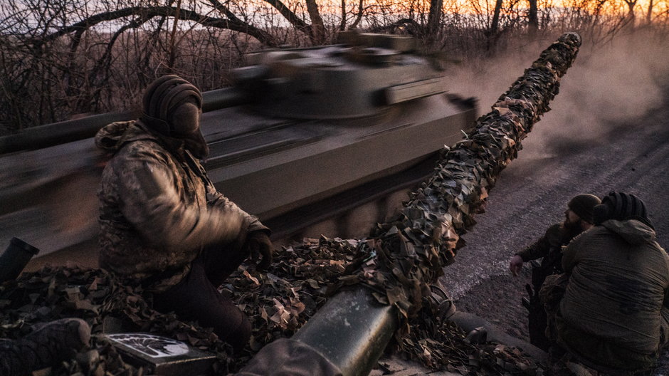 Ukraińscy czołgiści jadą w kierunku Łymania w obwodzie donieckim, Ukraina, 9 marca 2024 r.