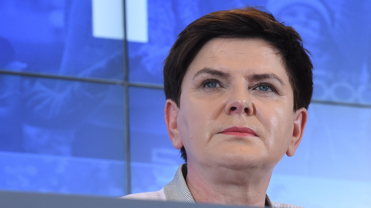 Przywracanie wieku emerytalnego 65 lat dla mężczyzn i 60 lat dla kobiet to sprawiedliwość emerytalna - powiedziała w piątek premier Beata Szydło, komentując akceptację przez rządowy komitet stały prezydenckiego projektu obniżenia wieku emerytalnego.