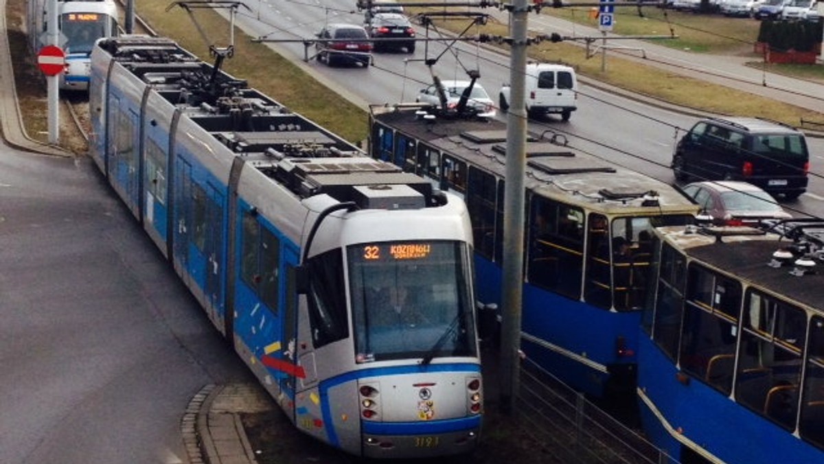 Miejscy aktywiści ze stowarzyszenia Akcja Miasto chcą, by Wrocław zaczął inwestować w komunikację zbiorową. Ich zdaniem priorytetem na najbliższe lata powinna być budowa tramwaju na Jagodno, Psie Pole, Muchobór Wielki i Oporów (przez Racławicką). Petycje w tej sprawie społecznicy zamierzają przekazać Rafałowi Dutkiewiczowi. Na razie trwa zbiórka podpisów.