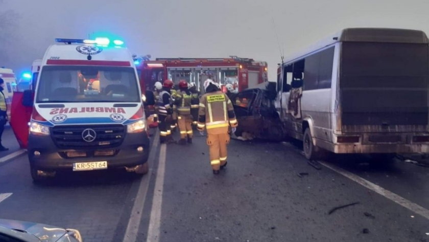 Wypadek busa z osobówką pod Wieliczką 