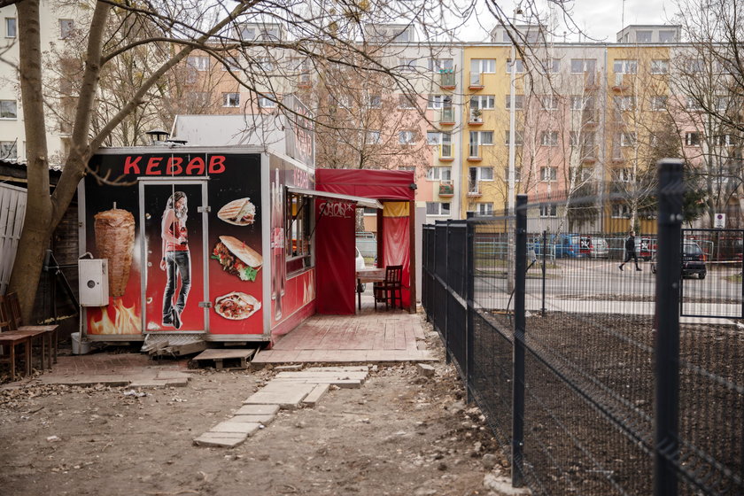 Budowlany absurd w Warszawie. By dojść do ulicy, trzeba przejść przez bar z kebabem