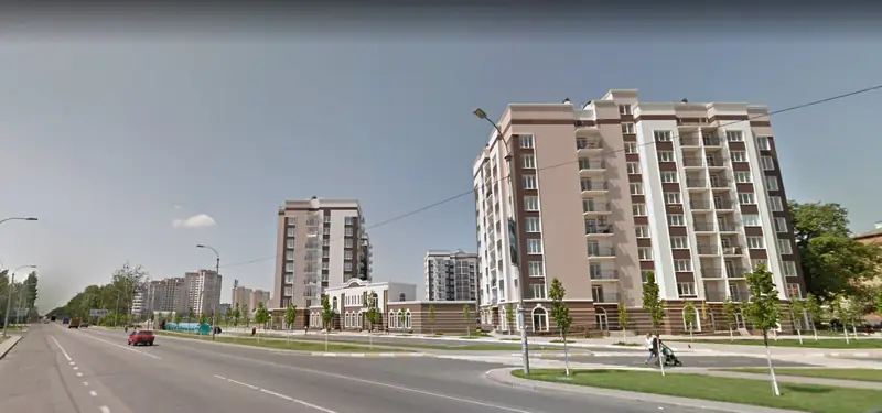 Jedna z głównych ulicy w Buczy. 2015 r. (Zdjęcie Google Street View)