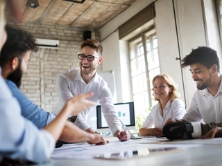 Według badania organizacji Great Place to Work firmy, w których pracownicy czują się związani z szefostwem, odnotowują trzykrotnie wyższy wzrost od przedsiębiorstw, w których zarząd i pracownicy się nie znają