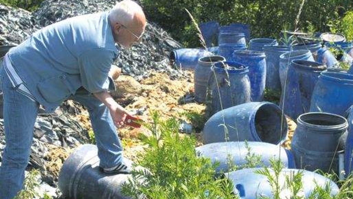 "Głos Koszaliński': Pojemniki po kwasie siarkowym, beczki z tłuszczem zwierzęcym i ścinki skór - to wszystko leży obok rzeki Liśnica w Białogardzie i gnije.