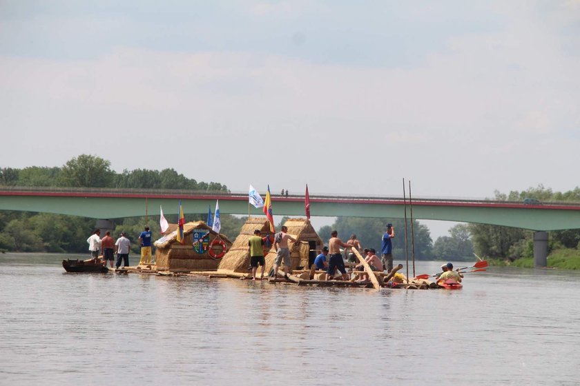 Płyną na tratwie przez Polskę