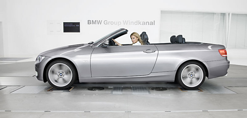 Blond bogini w tunelu aerodynamicznym BMW