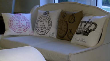 Poduszki w stylu francuskim ożywiają salon i sypialnię