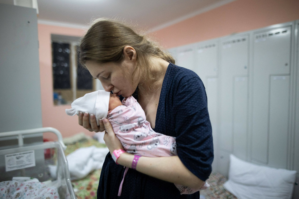 Ukrainki rodzące w schronach i piwnicach
