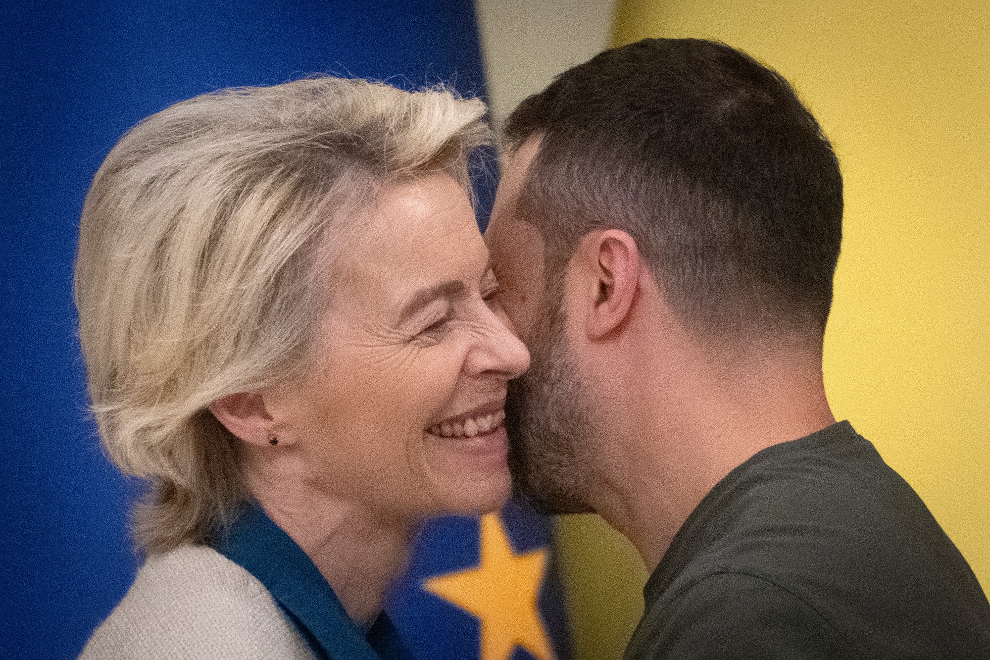 Predsedníčka Európskej komisie (EK) Ursula von der Leyenová (vľavo) a ukrajinský prezident Volodymyr Zelenskyj