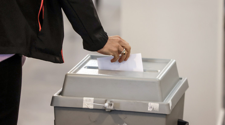 Vége a szavazásnak, zárják az urnákat, ahol már nem állnak sorban / Fotó: Pozsonyi Zita