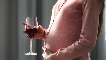 Karácsony és a terhesség: lehet alkoholt inni? Nem árt a sok édesség? A szakértő elárulja