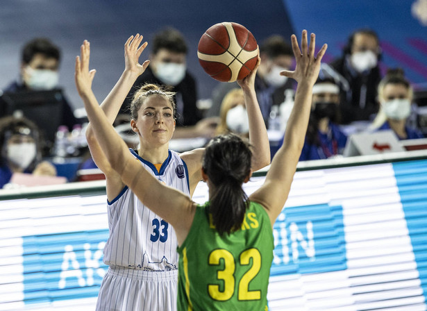 Katie Lou Samuelson (nr 33, przy piłce)